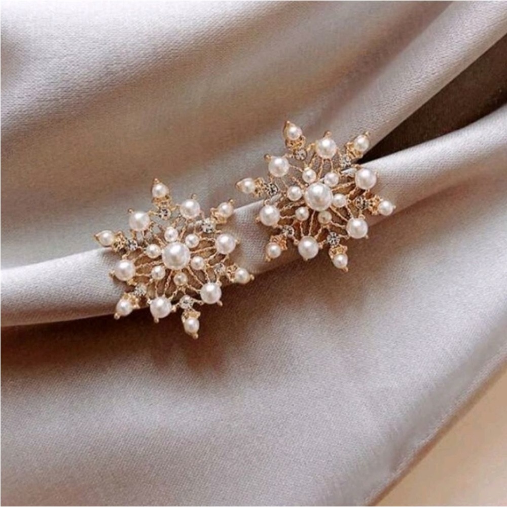 BNWT Pearl Snowflake Earrings